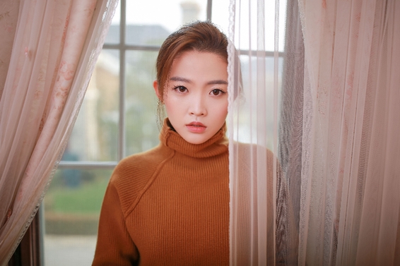 天才唱作人艾米·扬（Amy Yang）原创单曲《她》MV全网上线 炫目首发