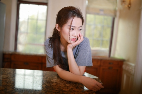 天才唱作人艾米·扬（Amy Yang）原创单曲《她》MV全网上线 炫目首发